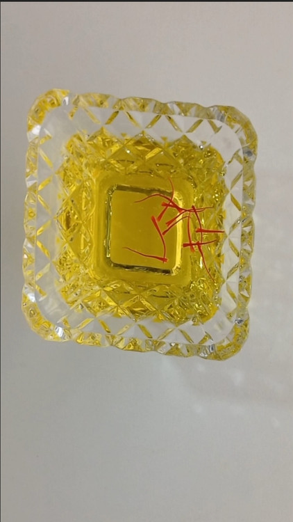 نمایش نحوه تست اصالت زعفران در آب با دمای معمولی