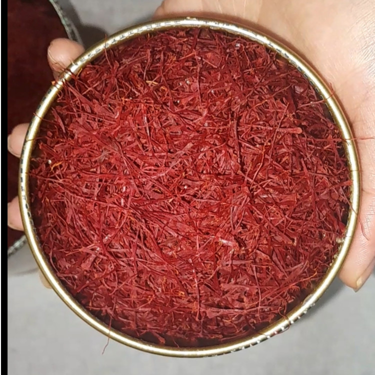 نمایش زعفران سوپرنگین صادراتی در ظرف خاتم