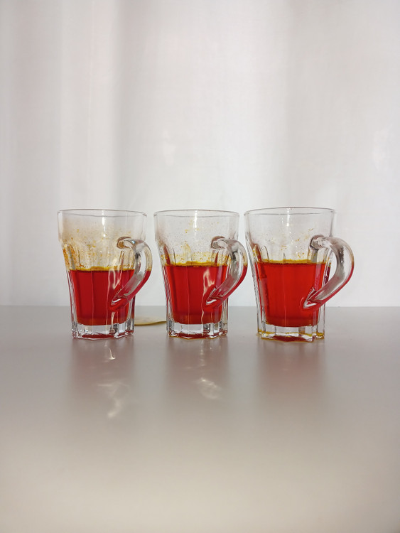 نمایش میزان رنگدهی یک گرم زعفران سوپرنگین صادراتی در لیوان شیشه ای