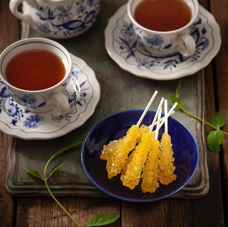 نبات زعفرانی چوبی و به همراه فنجان چایی