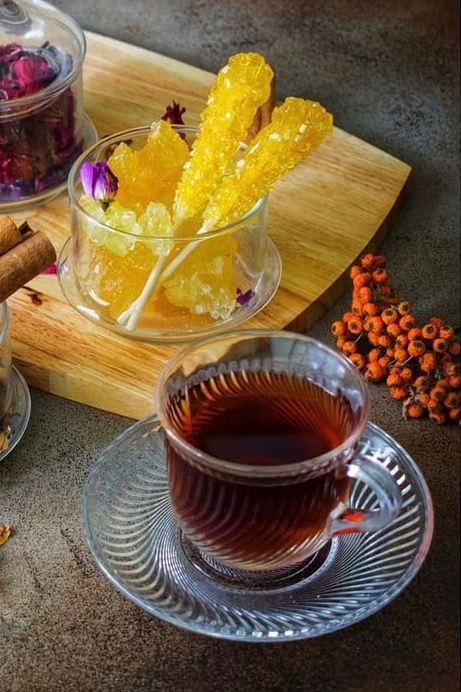 نبات زعفرانی چوبی در کنار لیوان چایی