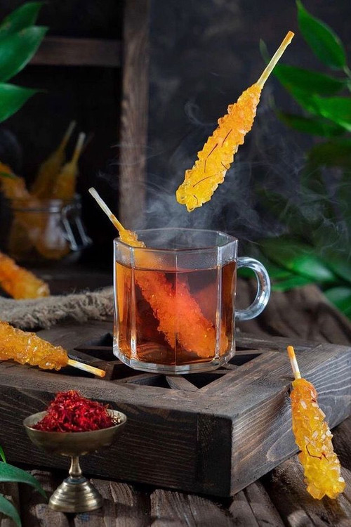 نبات زعفرانی چوبی در لیوان چایی