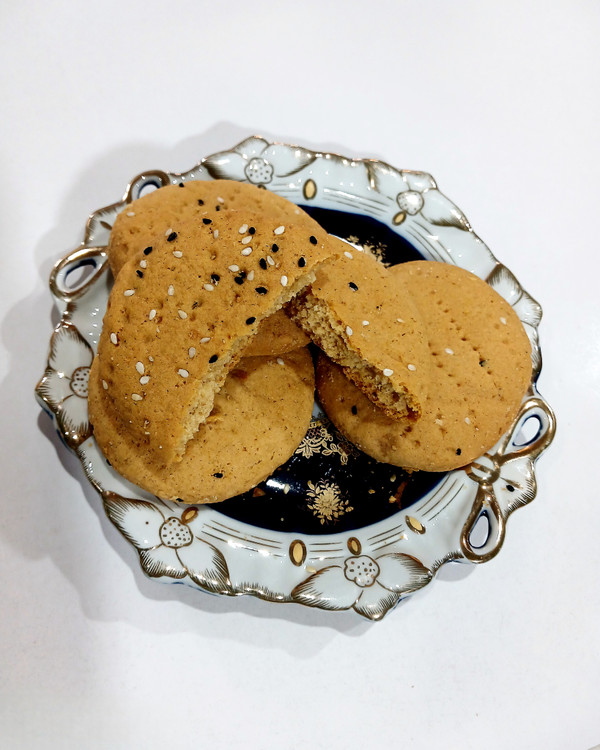 تزیین کلوچه زنجبیلی با کنجد