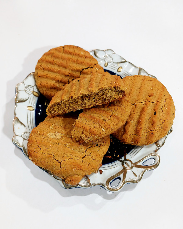 تزیین کلوچه ها با کنجد