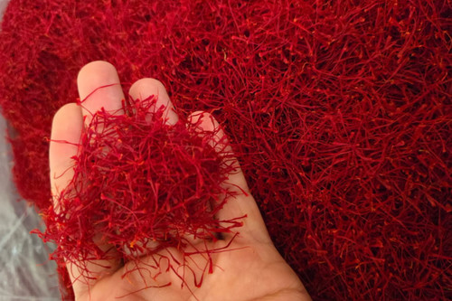 نمایش کیفیت نگین سنتی در کف دست